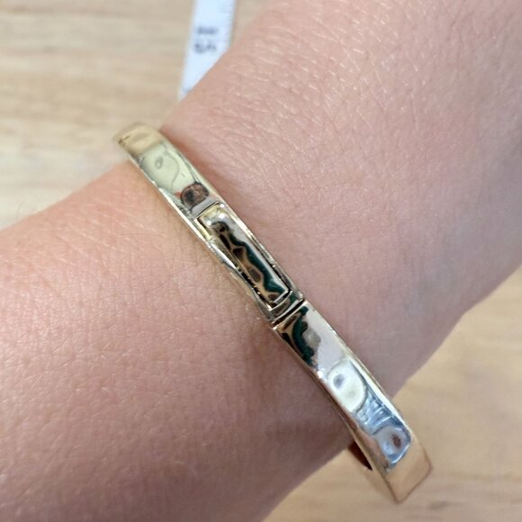 Kendra Scott Gold-Toned Polished Metal Oval Hinged Bangle Bracelet - Picture 3 of 8